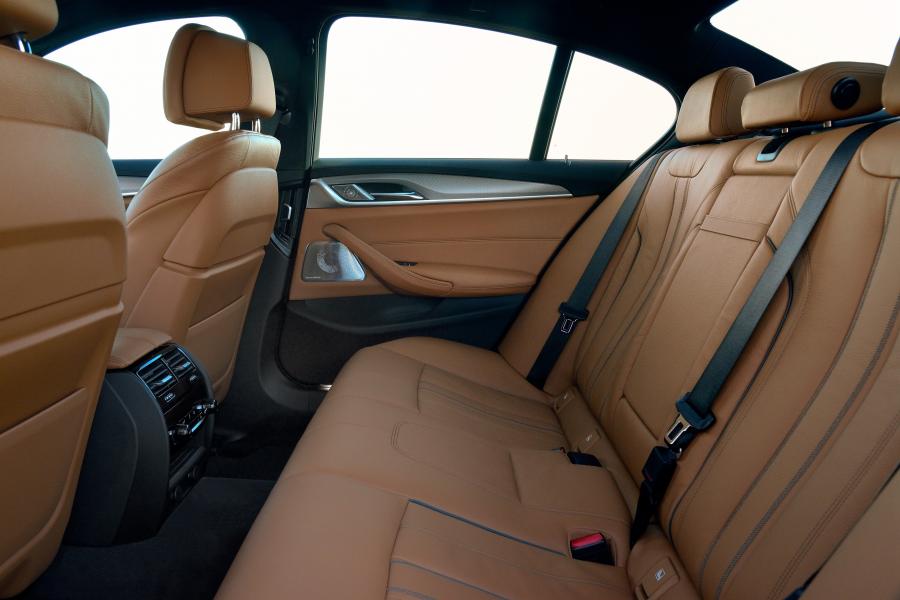 Интерьер BMW 540i Sedan M Sport 2017 года  (WW) (фото 10 из 98)